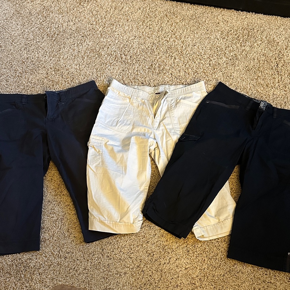 Gloria Vanderbilt - Set of Three Cargo Crops - Black, Off-White and Navy - Sz 12